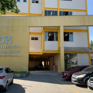 Homem é morto a tiros enquanto aguardava transporte para o trabalho em Duque de Caxias; investigação aponta disputa territorial