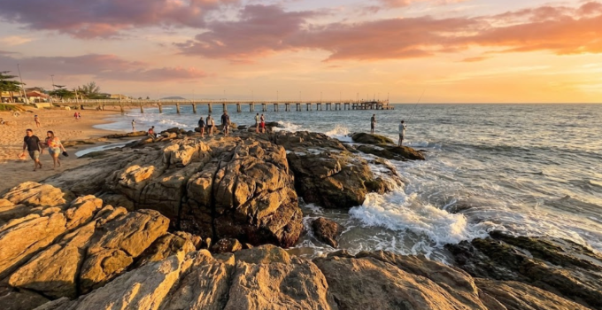 Rio das Ostras: Monte Pré-Histórico de 4 Mil Anos Surpreende com Praias e Festival de Jazz