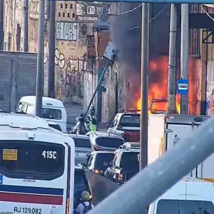 Carro pega fogo na Avenida Brasil, Rio de Janeiro, e causa lentidão e visibilidade reduzida no trânsito