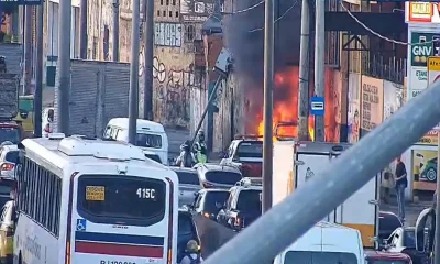 Carro pega fogo na Avenida Brasil, Rio de Janeiro, e causa lentidão e visibilidade reduzida no trânsito