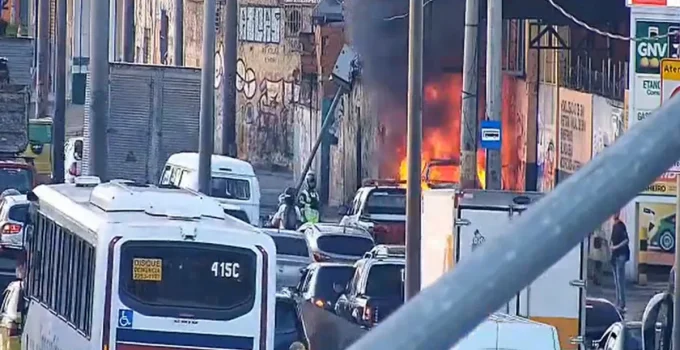 Carro pega fogo na Avenida Brasil, Rio de Janeiro, e causa lentidão e visibilidade reduzida no trânsito