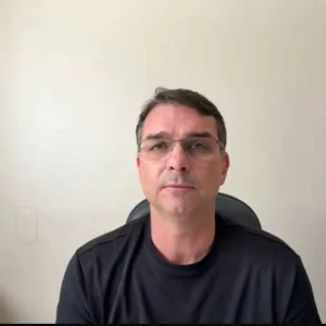 Flávio Bolsonaro viaja em jatinhos de empresários para Flórida e Rio em 2025, aponta investigação