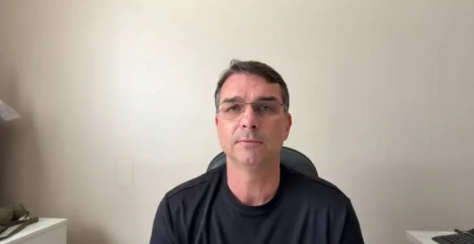 Flávio Bolsonaro viaja em jatinhos de empresários para Flórida e Rio em 2025, aponta investigação