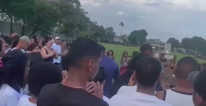 Adolescente de 14 anos é enterrado sob gritos de justiça após ser torturado e morto por traficantes