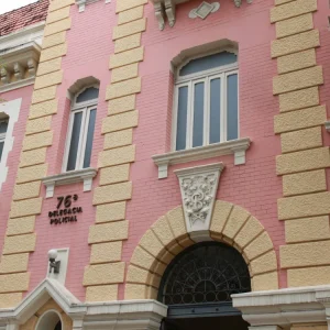 Mulher é presa em flagrante por injúria racial contra funcionária e pedestre em bar no Ingá, Niterói