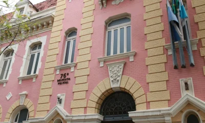 Mulher é presa em flagrante por injúria racial contra funcionária e pedestre em bar no Ingá, Niterói