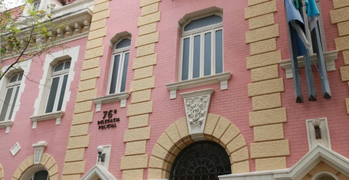 Mulher é presa em flagrante por injúria racial contra funcionária e pedestre em bar no Ingá, Niterói