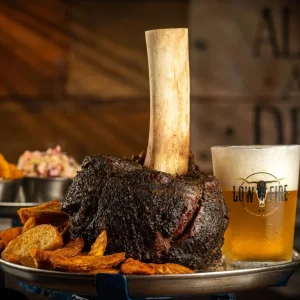 Low Fire Smokehouse: Conheça o Imponente Hammer Steak e Novidades do Cardápio de American BBQ no Rio