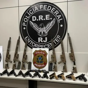 PF apreende 10 fuzis e 12 pistolas em ações na Via Dutra com destino ao Rio de Janeiro