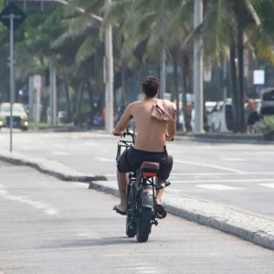 Ciclistas do Rio criticam decreto sobre bicicletas elétricas e patinetes, alegando impacto em trabalhadores e mobilidade