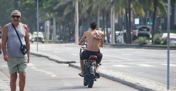 Ciclistas do Rio criticam decreto sobre bicicletas elétricas e patinetes, alegando impacto em trabalhadores e mobilidade