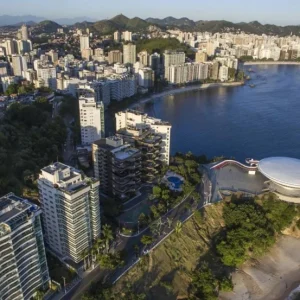 Niterói: A Cidade Sorriso que Lidera Rankings e Encanta com Natureza e Cultura no Rio