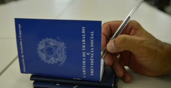 Governador em exercício do Rio antecipa pagamento de servidores e 13º salário em duas parcelas