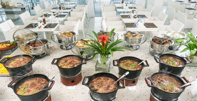CDesign Hotel celebra São Jorge com Feijoada à Beira-Mar e Roda de Samba no Rio de Janeiro