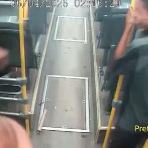 Homens são Presos por Soltar Rojão em Ônibus do BRT no Rio de Janeiro Após Identificação por Câmeras