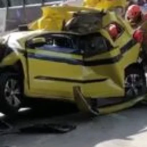 Acidente entre ônibus e táxi no Maracanã deixa um ferido e causa interdição parcial de rua