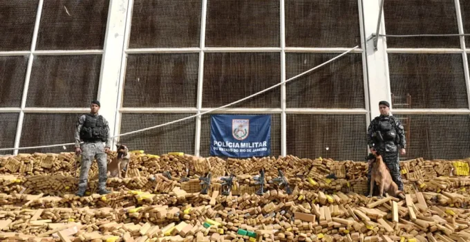Rio de Janeiro: Polícia Militar realiza a maior apreensão de drogas da história com 48 toneladas no Complexo da Maré