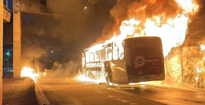 Incêndio em Ônibus Executivo na Avenida Brasil Causa Caos e Lentidão no Trânsito do Rio de Janeiro