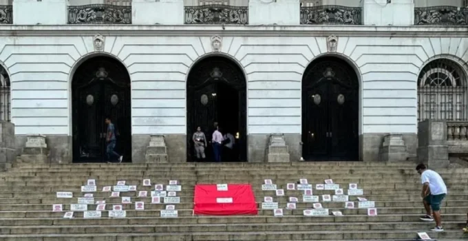 Professores da Rede Pública do RJ Decidem Nova Paralisação para Maio em Busca de Direitos
