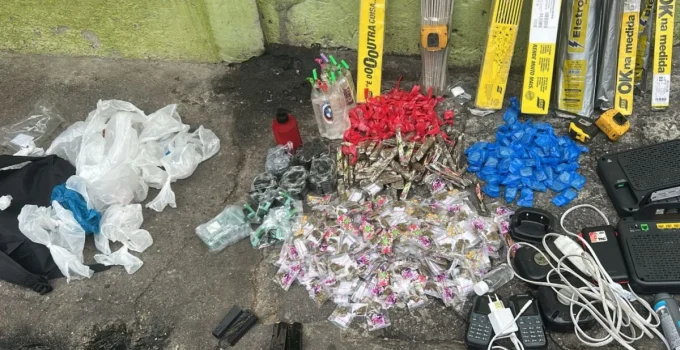 Corpo Carbonizado é Encontrado em Operação Policial no Morro Azul, Flamengo; Três Suspeitos Detidos