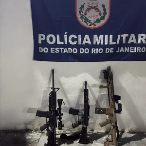 Duque de Caxias: Três Fuzis Calibre 5.56 São Apreendidos em Operação Policial na Comunidade do Sapo