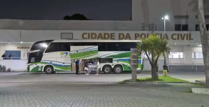 Ônibus do Paraguai é interceptado com R$ 150 mil em anabolizantes e canetas emagrecedoras proibidas no Rio