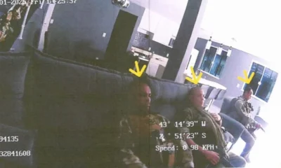 Vídeos de câmeras corporais flagram PMs do Bope comendo e usando banheiro em casas invadidas na Maré