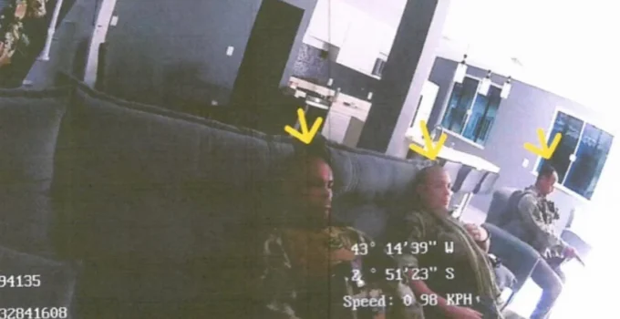 Vídeos de câmeras corporais flagram PMs do Bope comendo e usando banheiro em casas invadidas na Maré