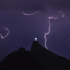 Rio de Janeiro: Uma Década Após as Olimpíadas, o Estado Enfrenta Crise Política e Infiltração do Crime Organizado