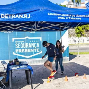 Detran RJ Inova com Óculos Simuladores em Base da Segurança Presente na Gamboa para Conscientizar sobre Riscos no Trânsito