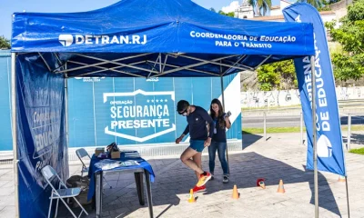 Detran RJ Inova com Óculos Simuladores em Base da Segurança Presente na Gamboa para Conscientizar sobre Riscos no Trânsito