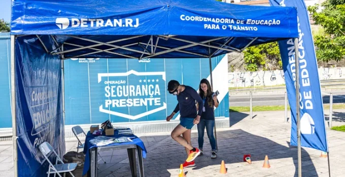 Detran RJ Inova com Óculos Simuladores em Base da Segurança Presente na Gamboa para Conscientizar sobre Riscos no Trânsito