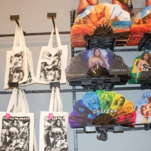 Saara Ferve com Produtos Temáticos de Shakira: Camisas, Bolsas e Leques em Alta para Show em Copacabana