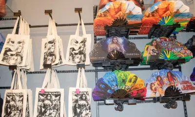 Saara Ferve com Produtos Temáticos de Shakira: Camisas, Bolsas e Leques em Alta para Show em Copacabana