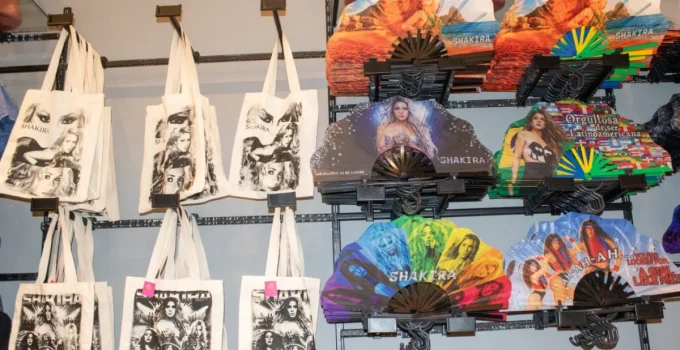 Saara Ferve com Produtos Temáticos de Shakira: Camisas, Bolsas e Leques em Alta para Show em Copacabana