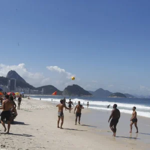 Fim de Semana no Rio: Calor Intenso no Sábado, Chuvas Chegam no Domingo com Frente Fria