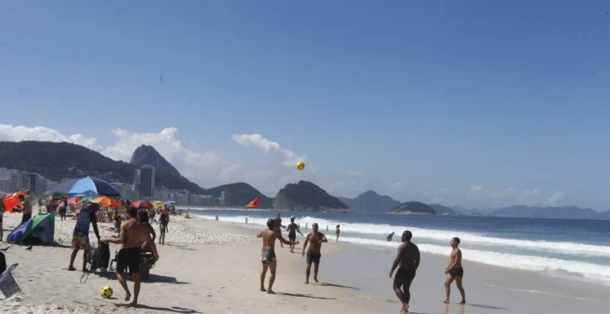 Fim de Semana no Rio: Calor Intenso no Sábado, Chuvas Chegam no Domingo com Frente Fria