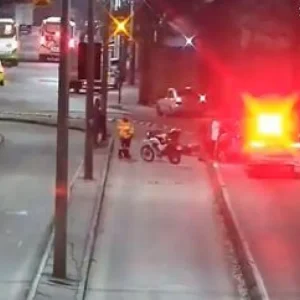 Acidente Fatal em Vicente de Carvalho: Homem Morre e Duas Mulheres Ficam Feridas em Colisão de Moto com Carro