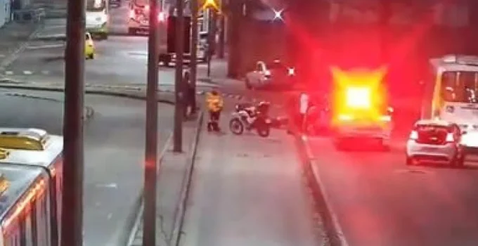 Acidente Fatal em Vicente de Carvalho: Homem Morre e Duas Mulheres Ficam Feridas em Colisão de Moto com Carro