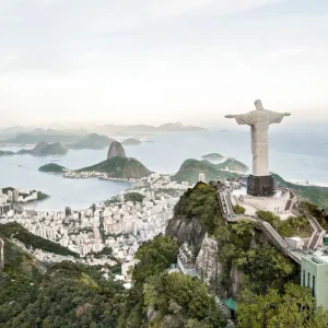 Rio de Janeiro: O 'Alerta' do Brasil Segundo a The Economist em Meio a Crise Política e Turismo em Alta