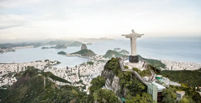 Rio de Janeiro: O 'Alerta' do Brasil Segundo a The Economist em Meio a Crise Política e Turismo em Alta