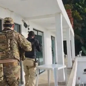 Operação contra facção baiana no RJ prende 'operadora financeira' ligada ao CV e ilha turistas no Vidigal