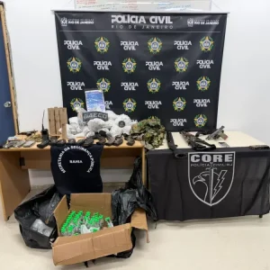 Operação no Rio de Janeiro desarticula facção: Três presos, fuzil e pistola apreendidos em comunidade