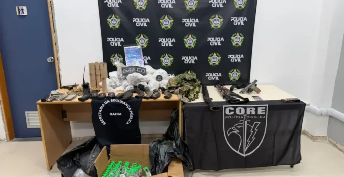 Operação no Rio de Janeiro desarticula facção: Três presos, fuzil e pistola apreendidos em comunidade
