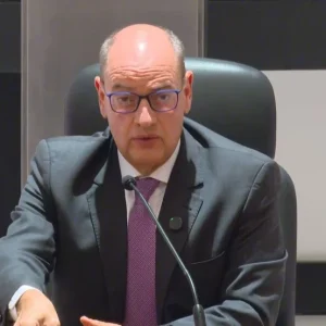 Rio de Janeiro: Governador demite 94 servidores em novos cortes, com economia mensal de R$ 10 milhões