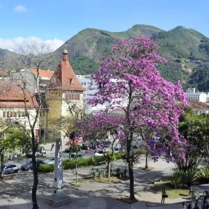 Hotéis do RJ superam 80% de ocupação no feriado de Tiradentes, impulsionados por destinos serranos e históricos