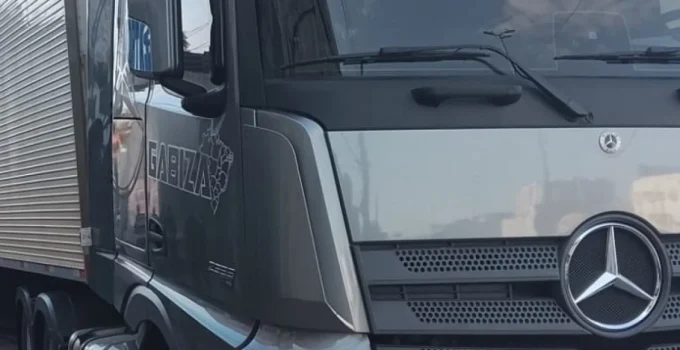 Polícia Militar recupera dois caminhões roubados em operações distintas na Região Metropolitana do Rio