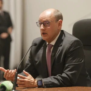 Estado do Rio projeta déficit de R$ 12,94 bilhões em 2027 e busca rigor fiscal para evitar desperdícios