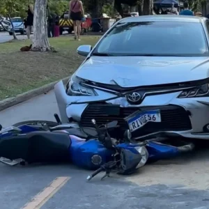 Homem fica ferido em colisão entre carro e moto na Lagoa, Zona Sul do Rio; um recusou atendimento