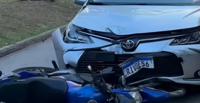 Homem fica ferido em colisão entre carro e moto na Lagoa, Zona Sul do Rio; um recusou atendimento